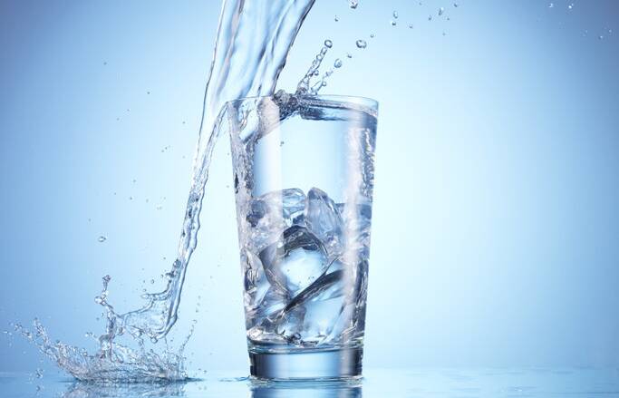 ¿Tomar agua antes de las comidas ayuda a bajar de peso?